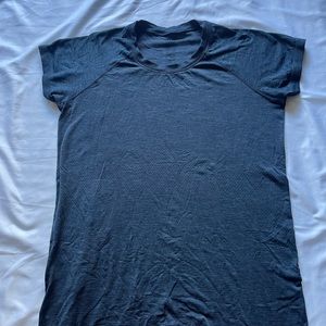 Woman’s lululemon metal vent size 4